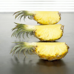 In Scheiben geschnittene Baby-Ananas, Nahaufnahme - CHKF00448