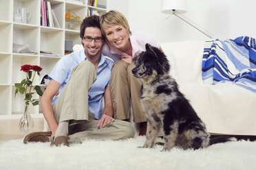 Ehepaar im Wohnzimmer, mit Hund, Porträt - WESTF06898