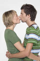 Küssendes Paar, Seitenansicht, Porträt - WESTF06794