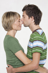 Küssendes Paar, Seitenansicht, Porträt - WESTF06792