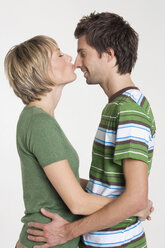Küssendes Paar, Seitenansicht, Porträt - WESTF06791