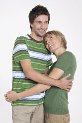 Frontansicht eines jungen Paares, das sich in den Armen hält - WESTF06787