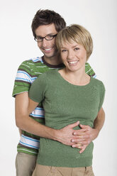 Frontansicht eines jungen Paares, das sich in den Armen hält - WESTF06783