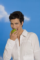 Junge Frau isst Apfel, Porträt - RRF00096