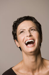 Porträt einer Frau, lachend, Nahaufnahme - RRF00034