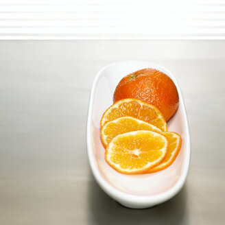 Aufgeschnittene Mandarinen auf Schale, Nahaufnahme - CHKF00545