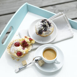 Obstmuffins und eine Tasse Kaffee auf dem Tablett, Blick von oben - CHK00750