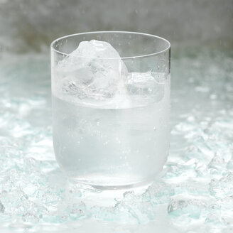 Glas Wasser mit Eiswürfeln, Nahaufnahme - CHK00743