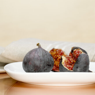 Figs on plate, close-up - CHK00628