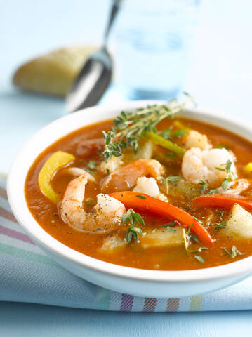 Suppe mit Krabben und Thymian, Nahaufnahme, lizenzfreies Stockfoto