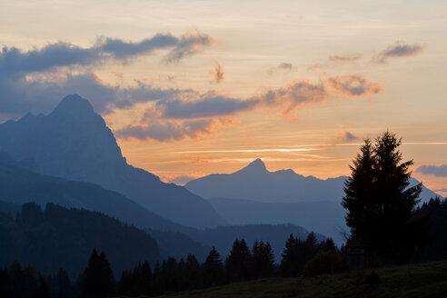 Deutschland, Bayern, Wettersteingebirge mit Zugspitze im Hintergrund - FOF00396