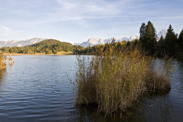 Deutschland, Bayern, Karwendelgebirge, Geroldsee - FOF00391