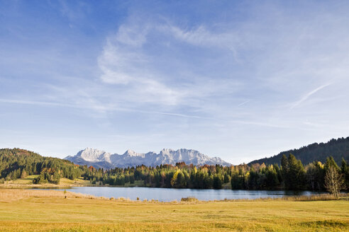 Deutschland, Bayern, Karwendelgebirge, Geroldsee - FOF00390