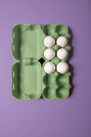 Eier im Karton, Ansicht von oben, lizenzfreies Stockfoto