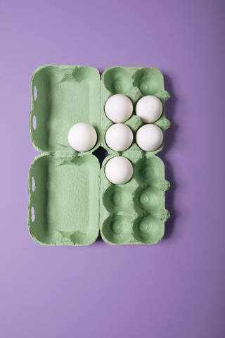 Eier im Eierkarton, Ansicht von oben, lizenzfreies Stockfoto