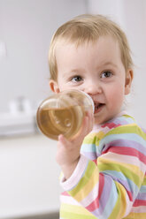 Baby-Mädchen (2-3) trinkt Tee, Porträt - SMOF00143