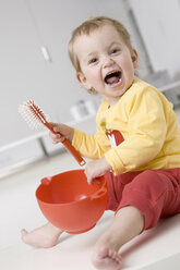 Baby girl (2-3) with bowl and brush - SMOF00141