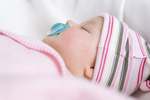 Baby (6-9 Monate) schlafend mit Schnuller, Nahaufnahme - SMOF00105