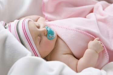 Baby (6-9 Monate) schlafend mit Schnuller, Nahaufnahme - SMOF00104