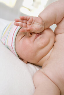 Kleiner Junge (6-9 Monate) reibt sich die Augen, Nahaufnahme - SMOF00097
