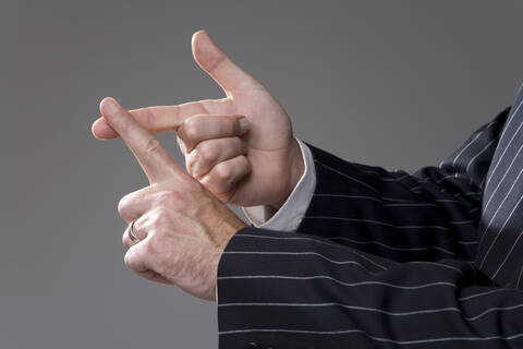 Mann macht Handbewegung, zählend, Nahaufnahme, lizenzfreies Stockfoto