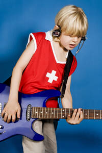 Junge (7-8) spielt Gitarre - SEF00022