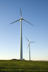 Germany, Rhoen, Wind wheels in field - MUF00075