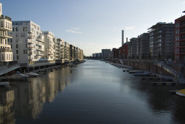 Deutschland, Frankfurt, Westhafen, Boote auf dem Fluss - MUF00064