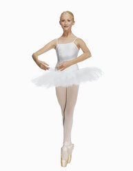 Junge Ballerina (14-15) in Spitzenschuhen auf der Spitze stehend,, Porträt - KMF01160