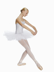 Junge Ballerina (14-15) in Spitzenschuhen auf der Spitze stehend,, Porträt - KMF01159