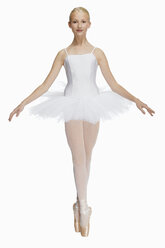 Junge Ballerina (14-15) in Spitzenschuhen auf der Spitze stehend,, Porträt - KMF01155