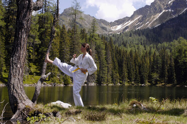 Young woman practicing tae kwon do - HHF01678