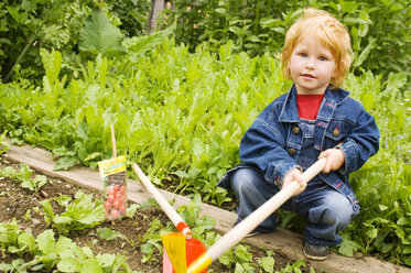 Junge (7-8) im Garten, Porträt - HHF01629