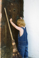 Red-haired boy in blue overalls, rear view - HHF01618