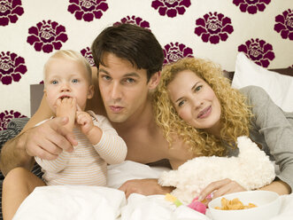 Eltern mit einem kleinen Jungen (12-24 Monate) im Schlafzimmer - WESTF06698