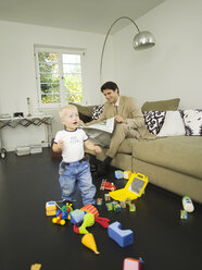 Geschäftsmann und kleiner Sohn (12-24 Monate), im Wohnzimmer - WESTF06628
