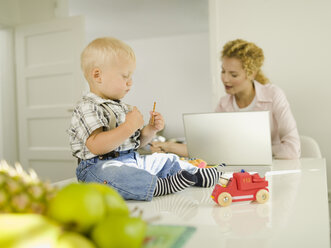 Mutter und kleiner Junge (12-24 Monate), Mutter mit Laptop - WESTF06607