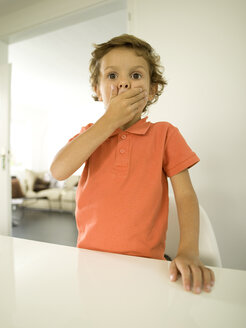 Junge (4-5), der seinen Mund mit den Händen bedeckt, Porträt - WESTF06603