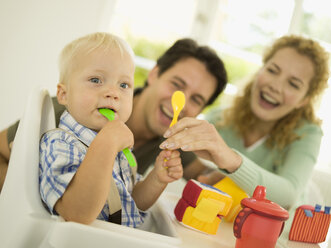 Junge Familie mit kleinem Jungen, (12-24 Monate) - WESTF06572