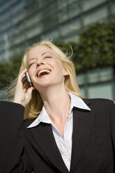 Business woman phoning, portrait - MAEF00834