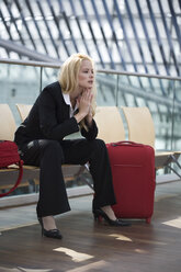 Business woman with luggage, waiting, portrait - MAEF00832