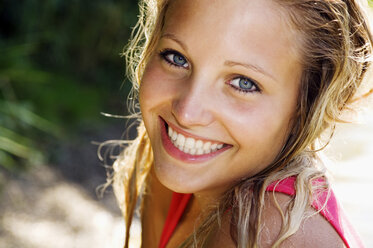 Blond woman smiling, portrait - HHF01656
