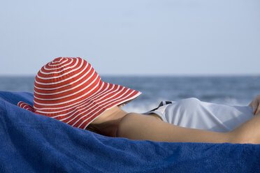 Frau mit Hut, am Strand liegend - CLF00539