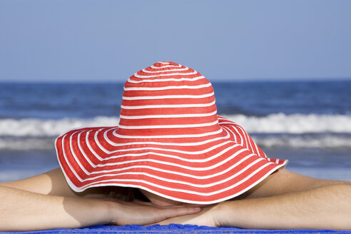 Frau mit Hut, am Strand liegend - CLF00537