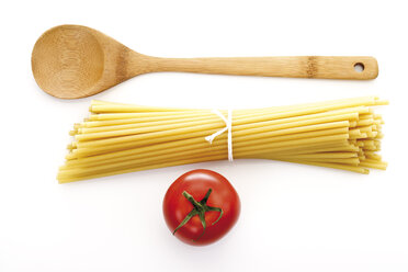 Bündel Spaghetti, Holzlöffel und Tomate, Ansicht von oben - 08079CS-U