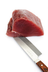 Roher Thunfisch mit Messer in Scheiben geschnitten - 08063CS-U