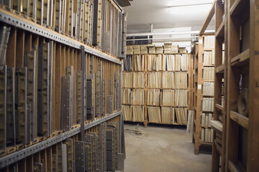Folders on shelves in archive - HKF00118