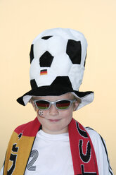 Junge (10-13), Fußballfan, Porträt - HKF00101