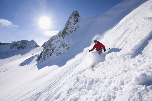 Österreich, Tirol, Stubaital, Skifahren für Männer - FFF00884