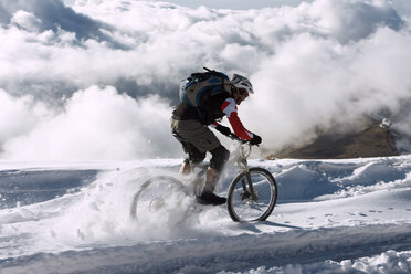 Spanien, Sierra Nevada, Mountainbiking im Schnee - FFF00880